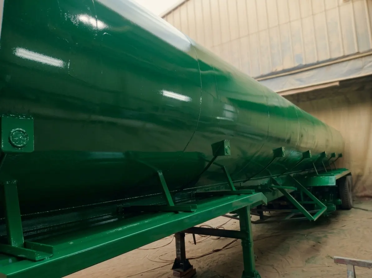 Tanque cisterna de agua de regadío sobre semirremolque, arenado y con el acabado verde aplicado